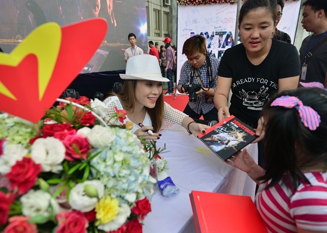 Fan rong ran doi nang di xin chu ky My Tam-Hinh-3